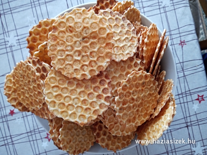 Sajtos tallér ostyasütőben