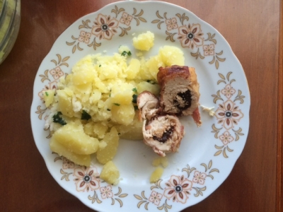 Aszalt szilvával töltött csirkemell baconbe tekerve