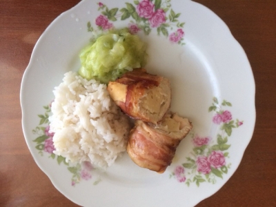 Sajttal töltött csirkemell baconbe tekerve